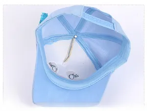Vista dettagliata del cappellino da baseball in mesh azzurro con cinturino regolabile