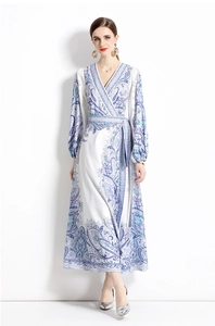 Détail de la robe longue blanche imprimée paisley avec manches lanternes et col en v