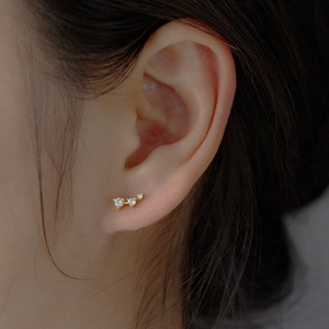 Elegant s925 silver stud earrings with three round zircons in curved gold setting