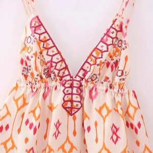 Top bohème pêche avec sequins et broderies ethniques sur le décolleté plongeant en V