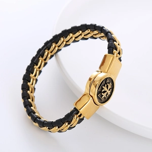 Bracciale alla moda in pelle nera intrecciata con catena dorata e chiusura a croce