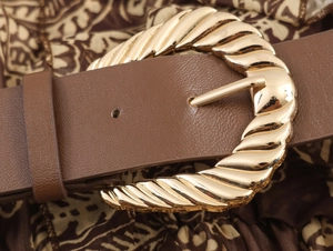 Detailopname van de gouden gedraaide gesp en bruine leren riem met litchi-textuur