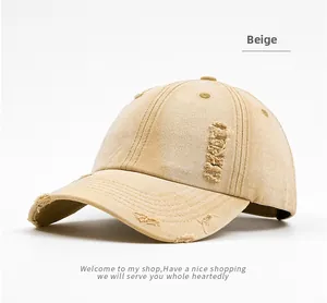 Détails de la casquette en denim beige délavé avec déchirures usées et style vintage
