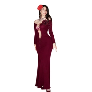 Robe longue vintage rouge vin à manches longues avec détail rose et découpes