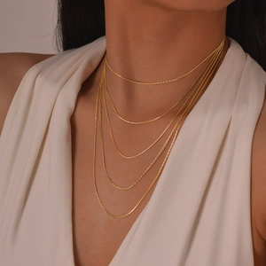 Collier multicouches élégant plaqué or 18 carats avec cinq chaînes texturées pour femmes