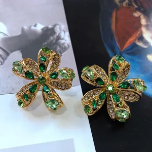 Boucles d'oreilles vintage en fleurs plaquées or avec strass verts et blancs
