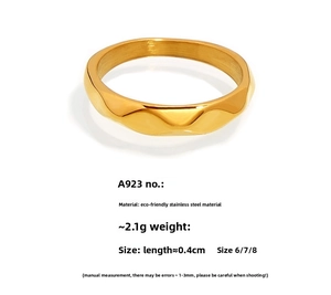Détail d'une bague géométrique facettée en acier doré montrant la largeur de 0,4 cm
