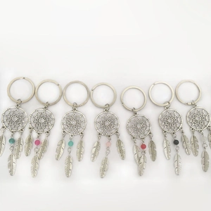 Porte-clés attrape-rêves en argent avec perles colorées et pendentifs plumes assortis