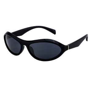 Sportliche schwarze Sonnenbrille mit grauen Gläsern und dezenten Goldakzenten am Bügel