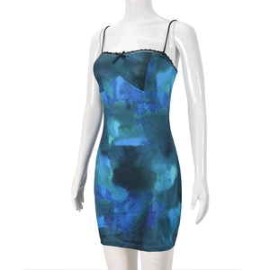 Détail de la robe à imprimé abstrait bleu-vert avec dentelle noire et petit nœud au col