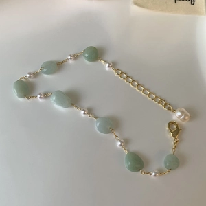 Bracciale in avventurina verde con perle bianche e catena regolabile in oro 16K