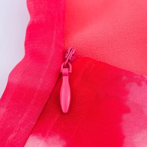 Nahaufnahme des nahtlosen, verdeckten Reißverschlusses am rosaroten Blumenkleid