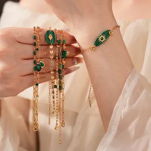 Ensemble de bracelets vintage en acier doré avec pierres de malachite et pendentifs soleil