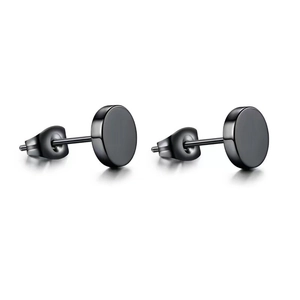 Unisex schwarze runde Edelstahl-Ohrstecker Set auf einem sauberen weißen Hintergrund