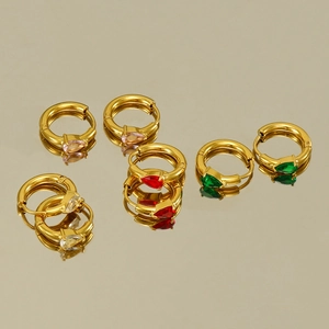 Créoles dorées avec zircons colorés en forme de goutte et reflet miroir luxueux