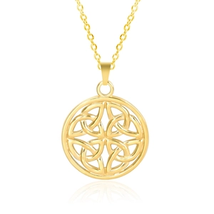 Gros plan d'un collier en acier inoxydable plaqué or 18k avec pendentif rond nœud celtique
