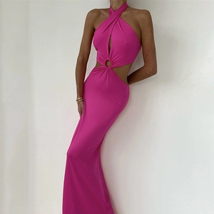 Détail d'une robe longue rose dos nu avec découpe à la taille et anneau métallique décoratif