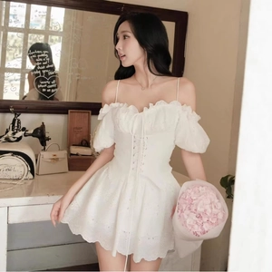 Top blanco bordado estilo francés con hombros descubiertos, mangas linterna y cintura ceñida