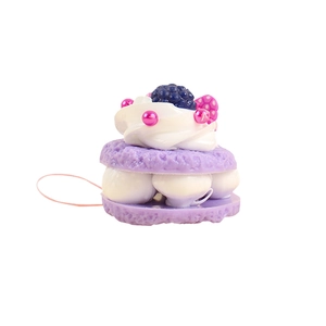 Miniatur lila Dessertkuchen-Schlüsselanhänger mit Sahnehaube und Beeren für Taschen
