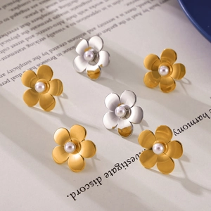 Boucles d'oreilles fleuries élégantes dorées et argentées avec perles blanches centrales