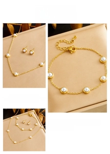 Nahaufnahme des eleganten Schmucksets aus goldenem Edelstahl mit weißen Perlen