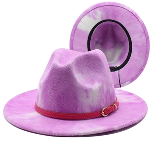 Chapeau fedora en laine tie-dye violet avec lanière en cuir rose et boucle dorée