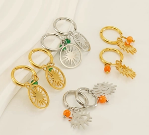 Vue détaillée de boucles d'oreilles bohèmes soleil et œil avec perles colorées