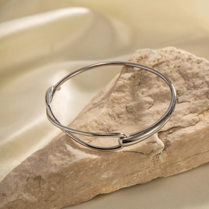 Bracelet jonc torsadé minimaliste en acier inoxydable argenté sur pierre et soie