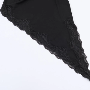 Gros plan détaillé sur la bordure en dentelle noire d'une robe asymétrique chic