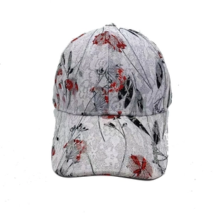 Vue détaillée de la casquette de baseball en dentelle grise avec broderies florales rouges