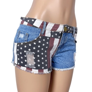 Dettaglio degli shorts in denim con motivo a stelle e strisce americane e bordi sfilacciati