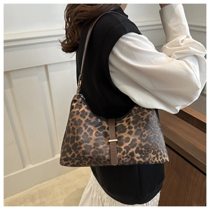 Detailansicht der Schultertasche mit Leopardenmuster getragen von einem Modell