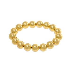 Macro di bracciale con sfere dorate lucide su sfondo bianco per uno stile minimalista