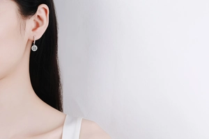 Gros plan de boucles d'oreilles halo en argent S925 avec moissanite sur l'oreille