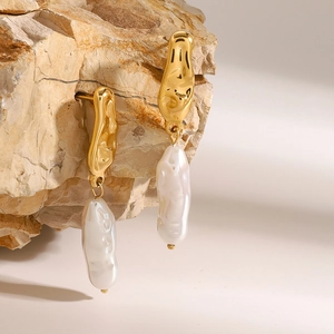 Boucles d'oreilles élégantes en perles baroques dorées avec design irrégulier en métal de lave