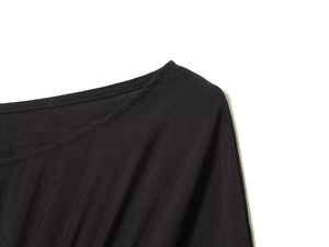 Gros plan du décolleté et de la texture du tissu noir de cette robe froncée stylée