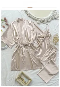Vue à plat d'un ensemble de pyjama en satin champagne avec peignoir et caraco