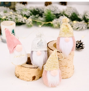 Detail von handgefertigten Weihnachtswichteln aus Holz mit warmem festlichem Hintergrund