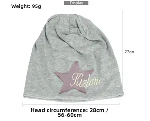 Dimensioni del berretto in maglia grigia con stella viola e peso indicato di 95g