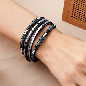 Gros plan du bracelet bohème multicouche en cuir tressé avec fermoir magnétique au poignet
