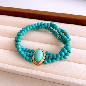 Vue détaillée du bracelet multicouche en perles de turquoise et fermoir doré vintage