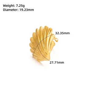 Detailed view of gold shell ring with measurements 32.35mm showing 7.25g weight details