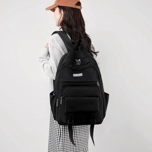 Zaino scolastico in nylon nero ad alta capacità indossato da un modello vero