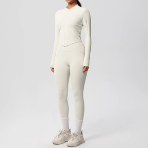 Détail de l'ensemble de yoga blanc crème avec veste zippée et legging galbant stretch