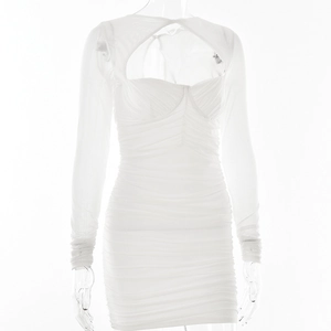 Detail eines weißen figurbetonten Kleides mit Cut-out-Dekolleté und transparenten Ärmeln