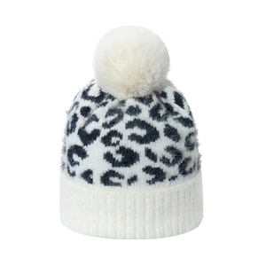 Bonnet en tricot léopard pour femme blanc crème avec un gros pompon en fausse fourrure