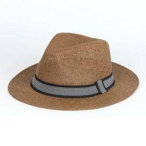 Dettaglio cappello cowboy marrone con nastro a quadretti bianchi e neri intrecciati