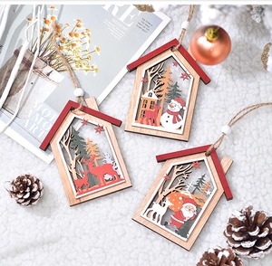 Détail de 3 décorations de Noël en bois avec motifs Père Noël, Renne et Bonhomme de neige