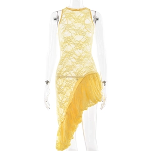 Détail d'une robe jaune sans manches en dentelle avec ourlet irrégulier à volants