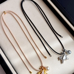 Collier en corde tressée avec pendentif cheval en zircon et perles dorées et argentées